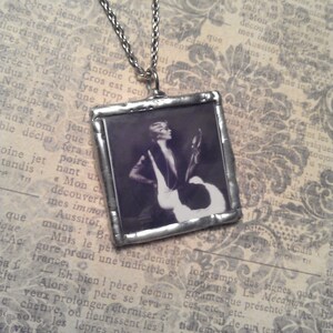 Dos caras colgante de vidrio soldadas con Vintage Pin Burlesque Alfred Cheney Johnston foto en collar de plata