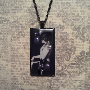Resina en colgante de pátina negra con acento de burbuja y vintage Alfred Cheney Johnston Burlesque pin up modelo foto en collar