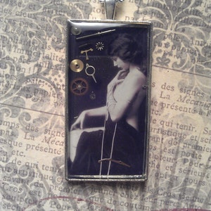 Colgante rectángulo de resina Steampunk con relojería y vintage Alfred Cheney Johnston Burlesque pin up modelo foto en collar de plata