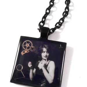 Colgante de resina Steampunk con vintage Alfred Cheney Johnston Pin Up Flapper Foto y Relojería Negro Esmaltado Collar