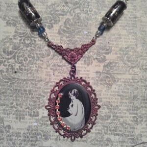 Rojo - Negro Patina ornate resina lavalier colgante con Alfred Cheney Johnston Pic y rojo Rhinestone acentos en collar de plata con lámparas