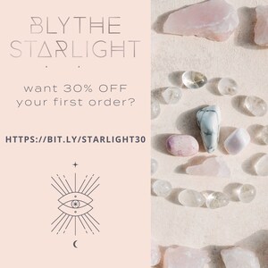 Pode incluir: Um fundo rosa e branco com um gr&aacute;fico de um olho com raios de luz e uma lua crescente. O texto "BLYTHE STARLIGHT" est&aacute; no topo da imagem. O texto "want 30% OFF your first order?" est&aacute; abaixo do gr&aacute;fico. O texto "HTTPS://BIT.LY/STARLIGHT30" est&aacute; na parte inferior da imagem. O fundo &eacute; decorado com pedras rosa e brancas.
