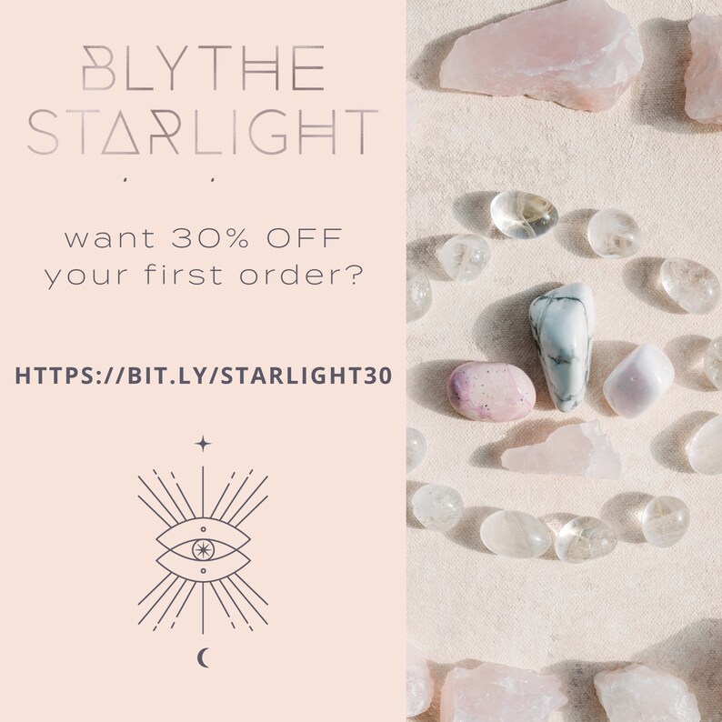 Pode incluir: Um fundo rosa e branco com um gr&aacute;fico de um olho com raios de luz e uma lua crescente. O texto "BLYTHE STARLIGHT" est&aacute; no topo da imagem. O texto "want 30% OFF your first order?" est&aacute; abaixo do gr&aacute;fico. O texto "HTTPS://BIT.LY/STARLIGHT30" est&aacute; na parte inferior da imagem. O fundo &eacute; decorado com pedras rosa e brancas.