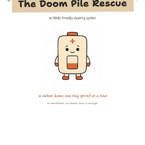 Könnte beinhalten: Eine digitale Grafik mit dem Titel The Doom Pile Rescue, ein ADHS-freundliches Reinigungssystem. Sie zeigt eine Cartoon-Batterie-Figur mit traurigem Gesicht und einer niedrigen Ladeanzeige. Darunter steht der Text: a calmer home, one tiny sprint at a time, no marathons, no shame, done is enough.