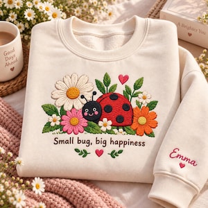 名入れ可能なてんとう虫スウェットシャツ、刺繍入り花柄クルーネック、カスタムネームスリーブ、かわいい虫柄セーター、彼女へのギフト、女の子への春のギフト