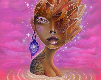 Puede incluir: Una pintura vibrante del rostro de una mujer con una estructura cristalina que reemplaza parte de su cabello. La obra presenta un tono de piel oscuro, un piercing en la nariz y un tatuaje de corazón azul. Un pendiente morado cuelga de su oreja. El fondo es un degradado de rosa y naranja.