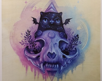 Può includere: Una stampa ad acquerello raffigurante un gatto stilizzato con ali di pipistrello sopra un teschio. L'opera d'arte utilizza una tavolozza di viola, blu e rosa, con dettagli celesti ed elementi botanici. La stampa ha uno sfondo giallo chiaro.