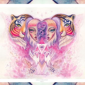 Pode incluir: Impressão de arte em aquarela com dois tigres emoldurando um retrato espelhado de uma mulher com cabelo rosa. A obra de arte inclui mãos em pose meditativa, uma flor de lótus e a assinatura do artista. A impressão tem uma qualidade suave e etérea.