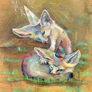 Peut inclure: Peinture originale représentant deux renards stylisés aux grandes oreilles et aux accents colorés. L'un des renards est recroquevillé, tandis que l'autre regarde vers le bas. L'œuvre d'art a un aspect fantaisiste, avec un chapeau de fête sur chaque renard. Le fond est de ton chaud et terreux.