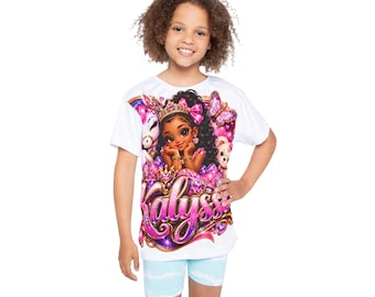 Könnte beinhalten: Ein weißes kurzärmeliges T-Shirt mit einem farbenfrohen Grafikdruck einer Zeichentrickfigur mit dunklem lockigem Haar, einer Krone und Schmuck. Das Design zeigt einen Schmetterling, ein Einhorn und den Namen Kalyssa in großen, glitzernden Buchstaben.