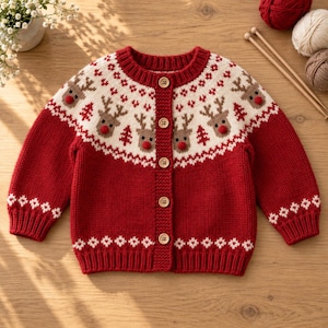 Könnte beinhalten: Eine rote Strickjacke mit einer weißen Passe, die ein wiederkehrendes Muster aus braunen Rentieren mit roten Nasen und kleinen roten Tannenbäumen zeigt. Das Kleidungsstück hat einen gerippten Rundhalsausschnitt, Bündchen und Saum sowie fünf hellbraune Knöpfe.