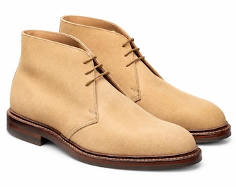 Heren Chukka laarzen van zandkleurig suède, handgemaakte desert boots met leren zool