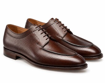 Donkerbruine heren derby's met kiezelstructuur en gesplitste neus, handgemaakte nette schoenen met leren zool.
