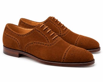 Zapatos Oxford de ante marrón tabaco para hombre, con puntera semi-brogue y suela de cuero.