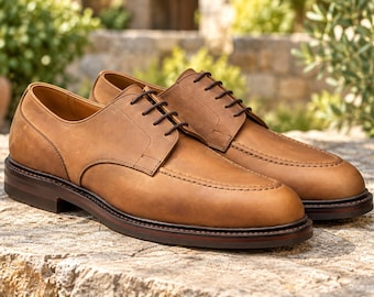 Handgemaakte bruine leren derbyschoenen met apron toe, geoliede afwerking, vetersluiting.