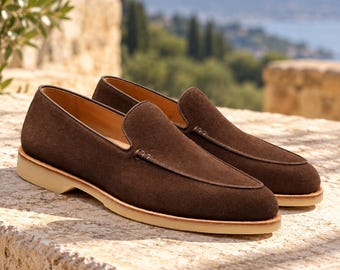 Donkerbruine suède loafers voor heren met apron toe, handgemaakte instapschoenen.