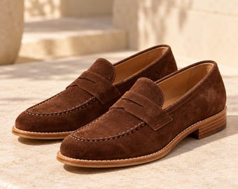 Mocasines de ante marrón para hombre, zapatos de vestir de cuero hechos a mano sin cordones.
