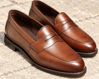 Bruine leren penny loafers voor heren – handgemaakte nette schoenen van walnootkleurig kalfsleer