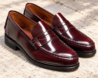 Bordeauxrode leren penny loafers voor heren – handgemaakte, glanzende nette schoenen