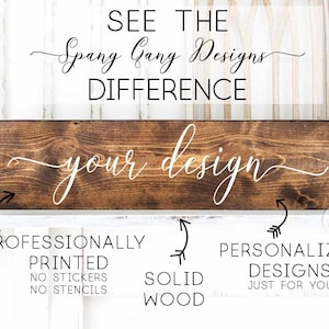 Op de afbeelding: Een houten bord met de tekst "your design" in witte letters. Het bord is gemaakt van massief hout en is professioneel bedrukt. De tekst "See the Spang Gang Designs Difference" staat boven het bord.