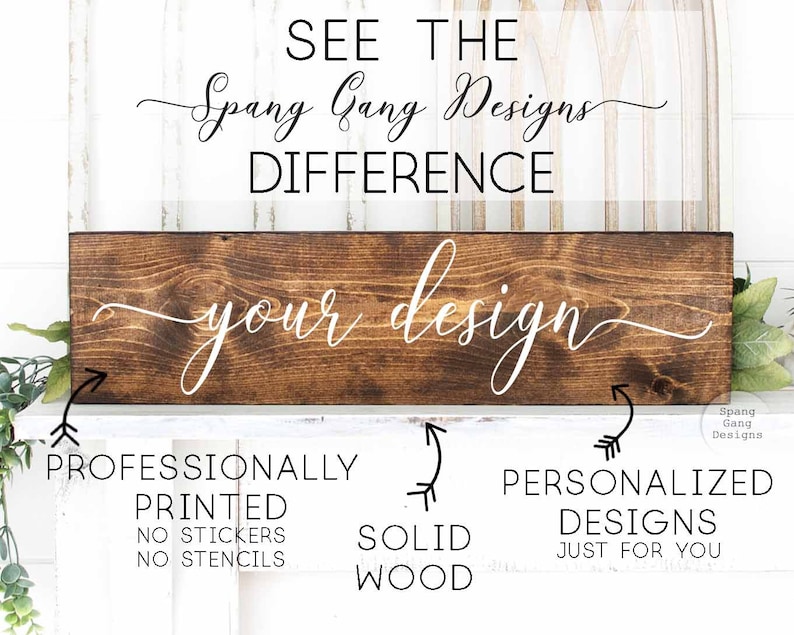 Op de afbeelding: Een houten bord met de tekst "your design" in witte letters. Het bord is gemaakt van massief hout en is professioneel bedrukt. De tekst "See the Spang Gang Designs Difference" staat boven het bord.