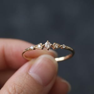 繊細なモアッサナイトリング、小さな重ね付けリング、ミニマルな爪留めゴールドバンド、三角形のアクセント