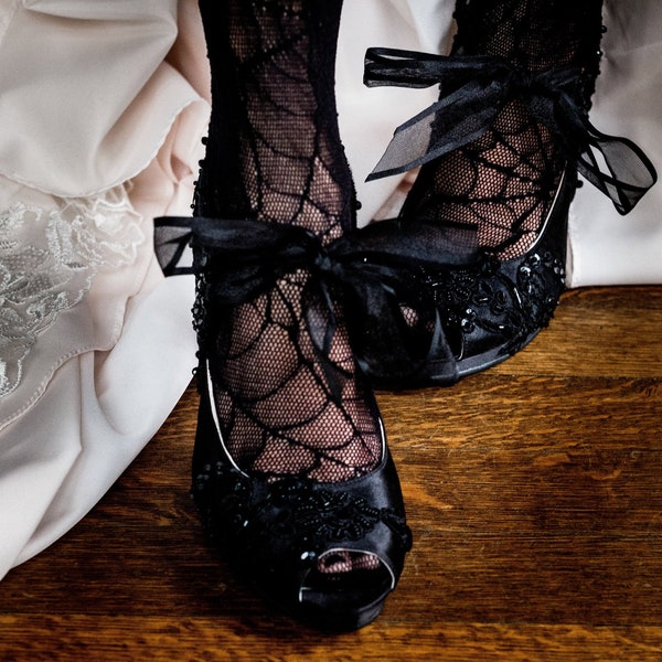 Verschönerte schwarze Spitzenschuhe Hochzeit, schwarze Satin bestickte Brautschuhe
