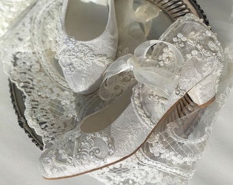 Spitze Hochzeit Schuhe für Braut mit Kätzchen Heels, Ivory Floral Lace Brautschuhe mit Perlen