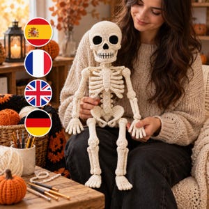 Könnte beinhalten: Eine cremefarbene, gehäkelte Skelettpuppe mit einem detaillierten Schädel, schwarzen Augenhöhlen und einem gestickten Mund, einem Brustkorb, beweglichen Armen und Beinen sowie ausgearbeiteten Fingern und Zehen aus Garn mit sichtbarer Struktur.