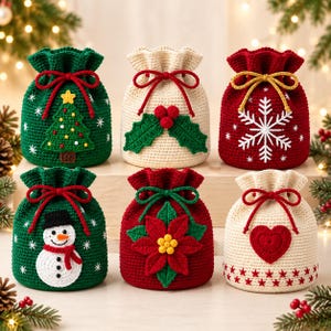 Può includere: Sei piccole borse a sacchetto in uncinetto con motivi natalizi: una borsa verde con un albero di Natale, una color crema con agrifoglio, una rossa con un fiocco di neve, una verde con un pupazzo di neve, una rossa con una stella di Natale e una crema con un cuore.