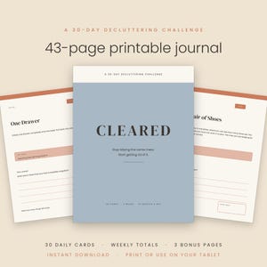 Könnte beinhalten: Ein druckbares Journal mit 43 Seiten für eine 30-Tage-Aufräum-Challenge. Das blaue Cover trägt den Text CLEARED, Stop tidying the same mess, Start getting rid of it. Zwei Innenseiten zeigen Aufgabenstellungen für One Drawer und Pair of Shoes.