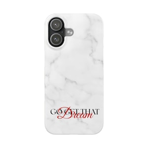 Peut inclure: Une coque de téléphone blanche avec un motif de marbre gris. Le texte GO GET THAT Dream est imprimé sur la partie inférieure de la coque. Le mot GO GET THAT est en lettres capitales noires et le mot Dream est en écriture cursive rouge.