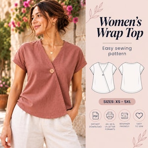 Op de afbeelding: Een naaipatroon voor een overslagtop met een oudroze kledingstuk met korte mouwen en een enkele knoopsluiting. De afbeelding bevat technische lijntekeningen van de voor- en achterkant, de tekst Women's Wrap Top en de maten XS-5XL.