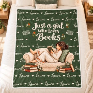 Könnte beinhalten: Eine dunkelgrüne Fleecedecke mit dem Text Just a girl who loves Books, einem sich wiederholenden Muster aus dem Namen Laura mit Herzen und einer Illustration einer Person, die auf einem Sofa sitzt und Bücher liest.