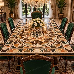 Peut inclure: Une table à manger rectangulaire avec un plateau en marqueterie de marbre multicolore orné d'un motif floral central, entourée de huit chaises en bois foncé avec un revêtement en velours vert émeraude capitonné et le texte RoyalStoneMade.