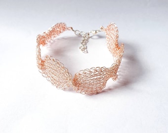 Pulseira de crochê com fio de ouro rosa: joias feitas à mão