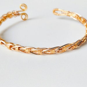 Celtic bracelet. Celtic jewelry. Gold bracelet. Wire jewelry Bracelet femme. Gift for her.  Gold bangle Bangle bracelet Anniversary gifts