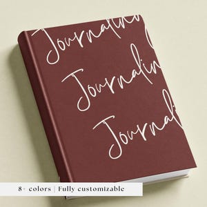 Może przedstawiać: Kasztanowy notatnik w twardej oprawie z napisem Journaling wykonanym białą kursywą, powtarzającym się na przedniej okładce. W dolnej części obrazu znajduje się biała prostokątna etykieta z tekstem 8+ colors | Fully customizable.