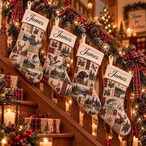 Gepersonaliseerde kerstsok met jachtthema: aangepaste naam, rustieke patchwork met bosmotief en ruitpatroon.