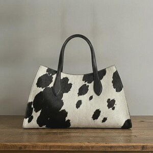 Bolso tote de piel de vaca, piel negra y blanca con pelo, bolso tote de cuero estructurado hecho a mano con asa superior, regalo para ella.