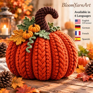 Può includere: Una zucca arancione all'uncinetto con un gambo marrone scuro, decorata con due piccole zucche arancioni e foglie verdi all'uncinetto. Il testo recita BloomYarnArt, Available in 4 Languages, English, German, French, Spanish.