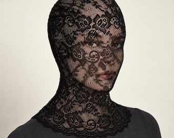 Maschera integrale con cappuccio in pizzo, motivo floreale e bordo smerlato / nera o bianca