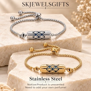 Peut inclure: Deux bracelets réglables avec chaînes à maillons carrés et pendentifs cylindriques présentant un motif géométrique découpé sur une incrustation bleu foncé. Un bracelet est argenté et l'autre doré. Le texte SKJEWELSGIFTS, Stainless Steel, et Notice:Product is unscented Need to add your own perfume! sont visibles.