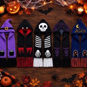 Könnte beinhalten: Fünf gehäkelte Kapuzenschals mit Halloween-Motiven: ein violetter Hexenhut mit Kesseln, eine schwarze Vampirkapuze mit roten Fangzähnen, eine schwarze Skelettkapuze mit Knochen, eine schwarze Rabenkapuze mit Federn und eine blaue Geisterhauskapuze.