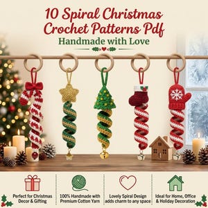 Pode incluir: Um documento digital intitulado 10 Spiral Christmas Crochet Patterns Pdf apresentando cinco ornamentos pendurados: uma bengala doce, uma estrela, uma árvore, uma meia e uma luva. Cada ornamento tem uma base em espiral e um anel de madeira.