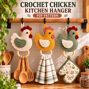 Könnte beinhalten: Drei gehäkelte Hühner-Küchenaufhänger mit PDF pattern Text. Die Hühner sind cremefarben, gelb und grün mit roten Kämmen. Jedes hängt an einem Holzring, an dem Holzlöffel, ein kariertes Handtuch oder ein geblümter Ofenhandschuh befestigt sind.