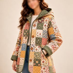 K&ouml;nnte beinhalten: Eine gesteppte Kapuzenjacke mit einem Patchwork-Design aus Blumen- und Vichy-Karomustern in Olivgr&uuml;n, Senfgelb, Rosa und Blau. Die Jacke verf&uuml;gt &uuml;ber eine Knopfleiste, lange &Auml;rmel und einen einfarbigen olivgr&uuml;nen Saum.