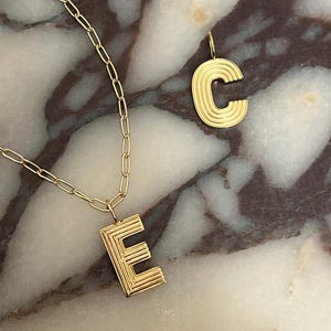 Charm inicial personalizado: Letra acanalada de oro de 14 quilates sobre plata