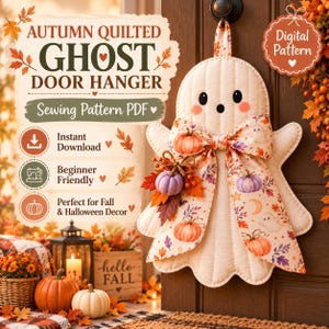 Può includere: Un cartamodello PDF per appendiporta a forma di fantasma trapuntato che raffigura un fantasma bianco con occhi neri e guance rosa, decorato con un grande fiocco con stampa di zucche e fantasmi, e piccole zucche decorative e foglie.