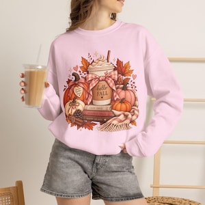 Sudadera Hello Fall Pumpkin Latte / Hojas de otoño, gráfico de vela acogedora